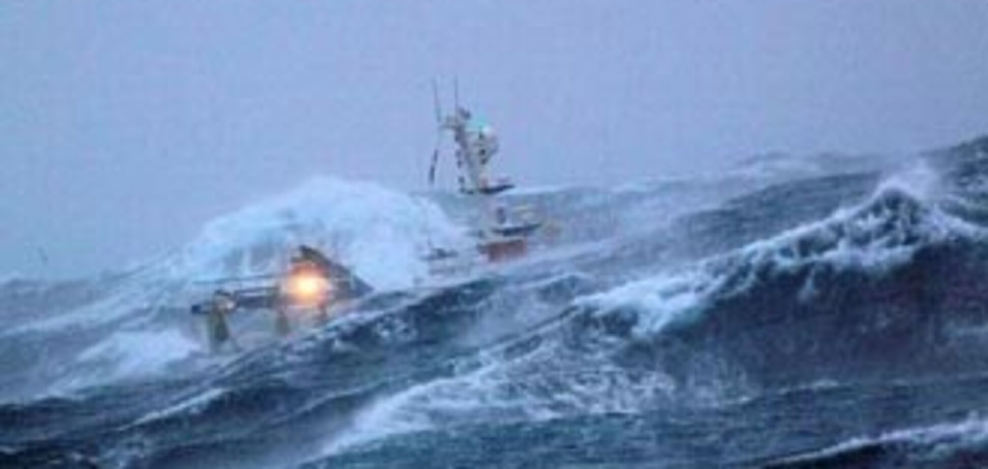 Судно з 12 моряками на борту затонуло у Чорному морі