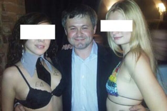 Єдинороси відсвяткували перемогу з напівголими дівицями. ФОТО