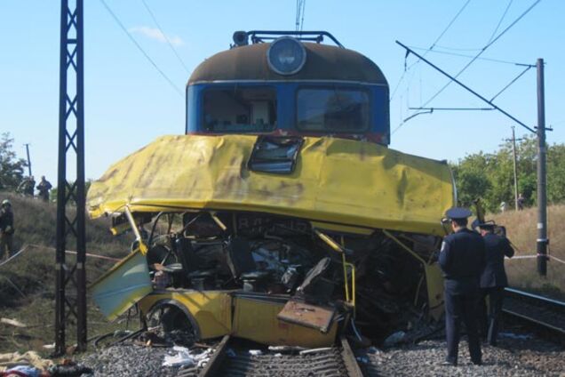 Столкновение поезда с маршруткой на Днепропетровщине. ВИДЕО