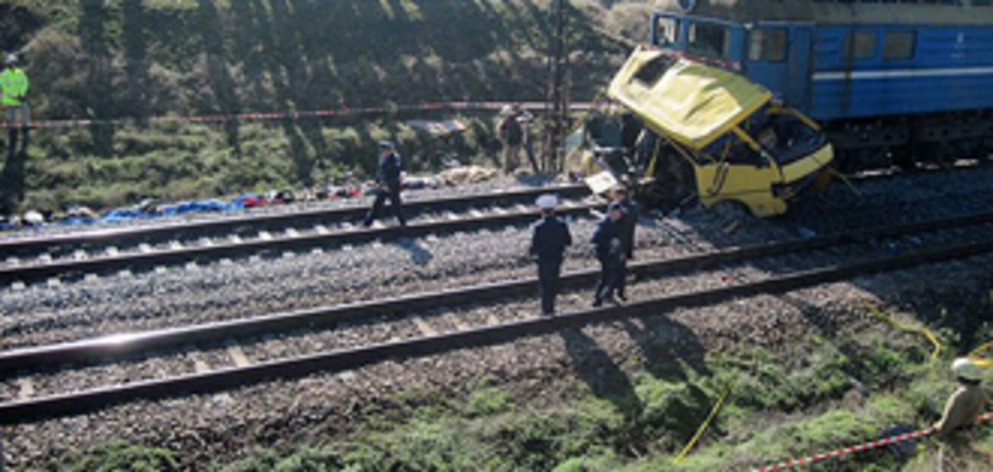 Поїзд, який протаранив автобус, їхав на іншу аварію