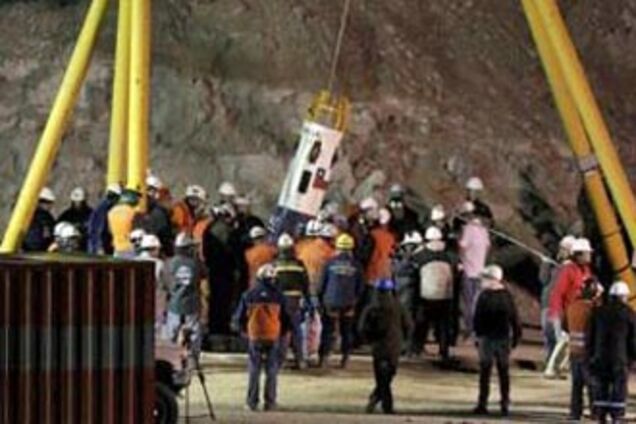 Чилийских шахтеров поднимают на поверхность. ВИДЕО, ФОТО