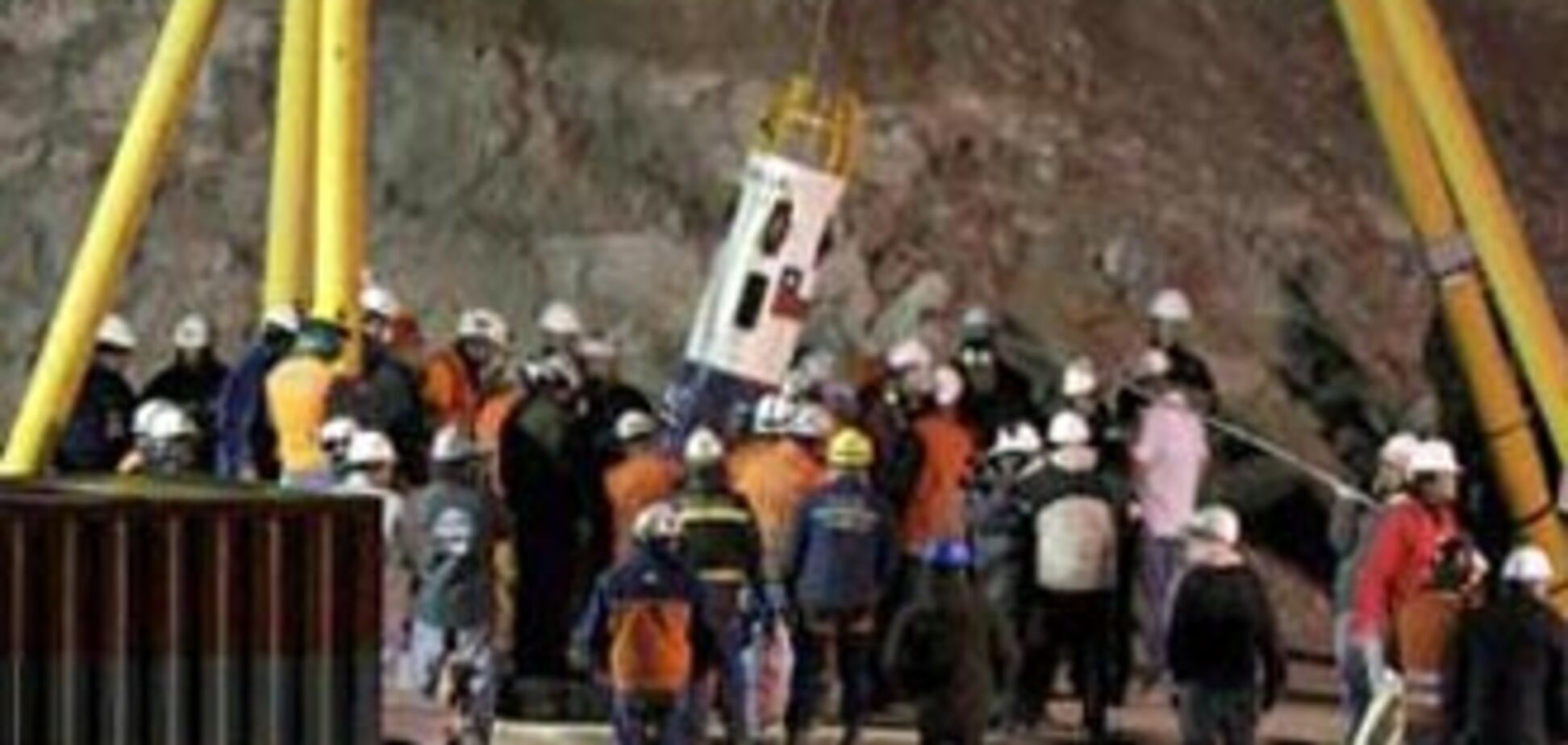 Чилийских шахтеров поднимают на поверхность. ВИДЕО, ФОТО