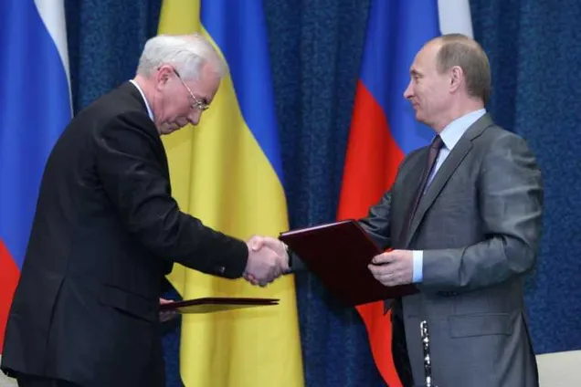 Азаров: Медведев и Путин не указывают Украине