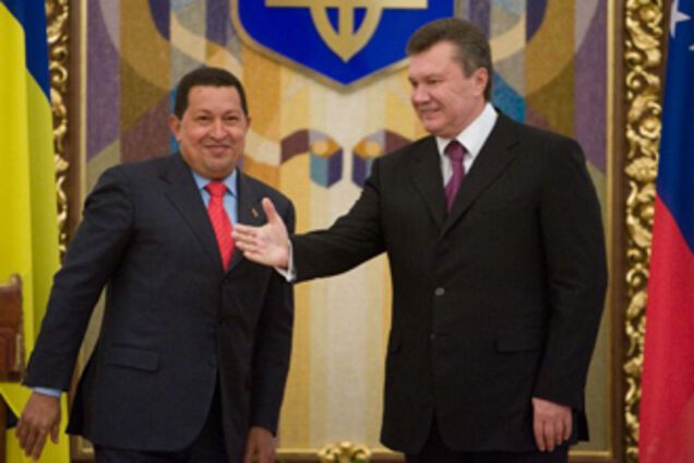 Чавес запропонував Януковичу стрибнути з парашутом
