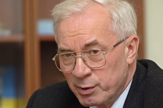 Азаров зобов'язав місцеві влади готуватися до зими