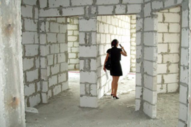 Азаров доручив розморозити недобудови