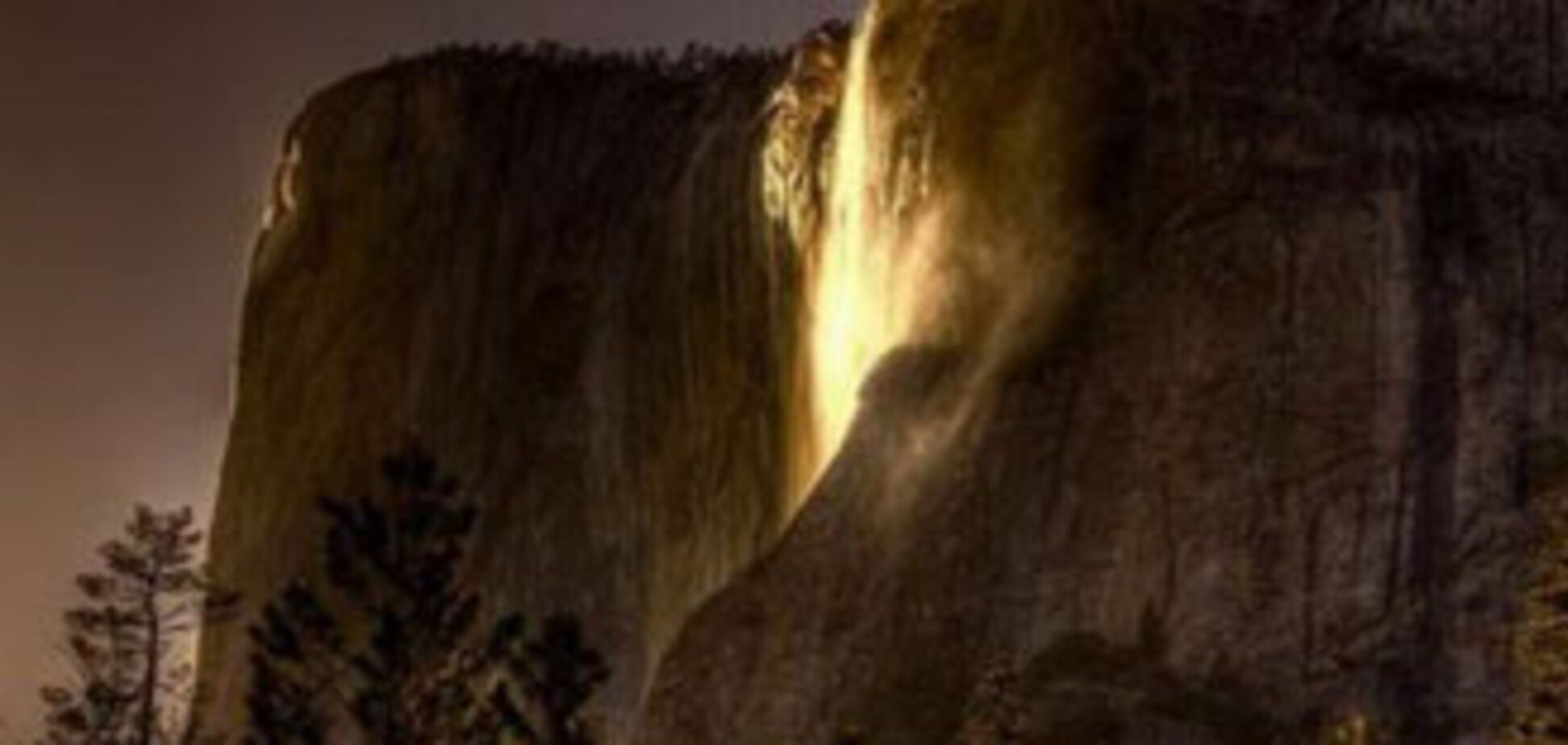 Унікальний вогняний водоспад. ФОТО