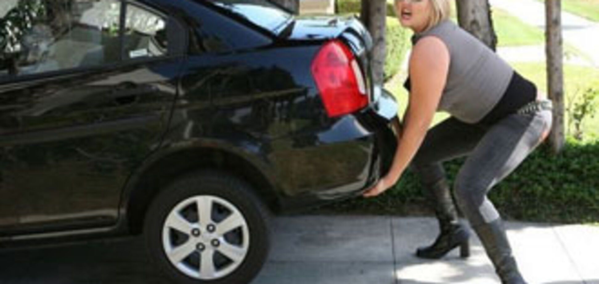 Дівчина-гігант піднімає машини і працює моделлю. ФОТО