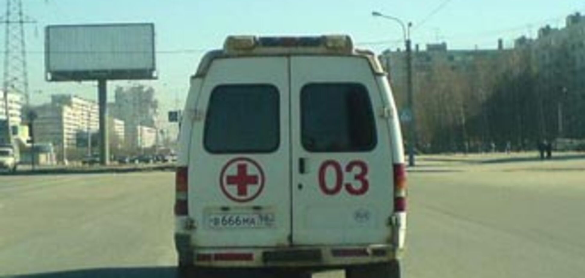 Збиту п'яним міліціонером дівчину добила швидка допомога