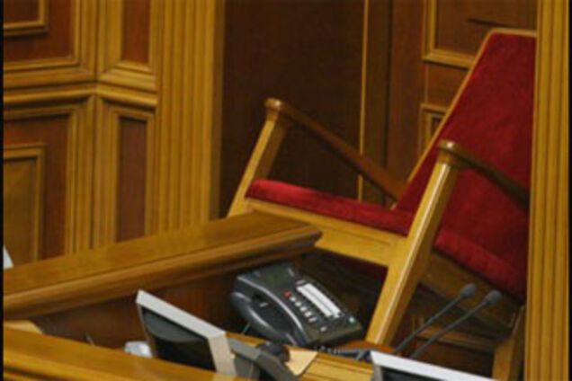 БЮТ заблокував трибуну Ради