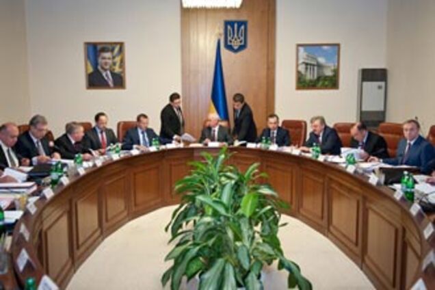 Кабмін розподілив обов'язки звільнених Слаути і Сівковича