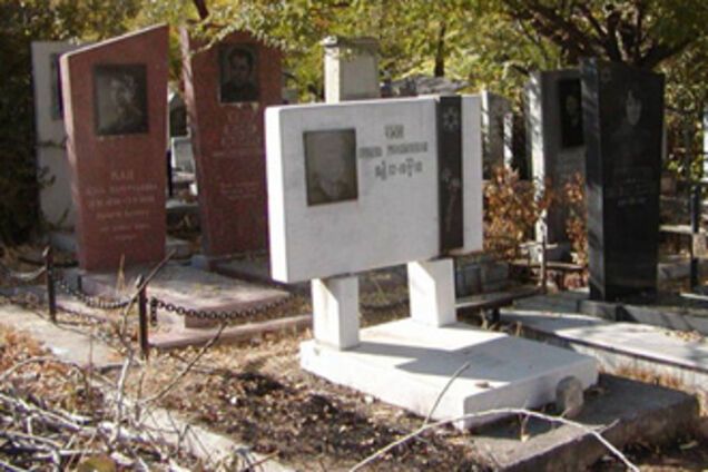 На Донеччині пенсіонер забрів на кладовище і помер