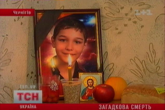 Скинхеды повесили парня, вырезав на ноге свастику