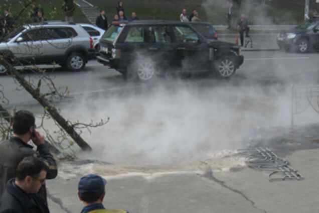 ШОК: Пенсіонерка серед білого дня провалилася в яму з окропом