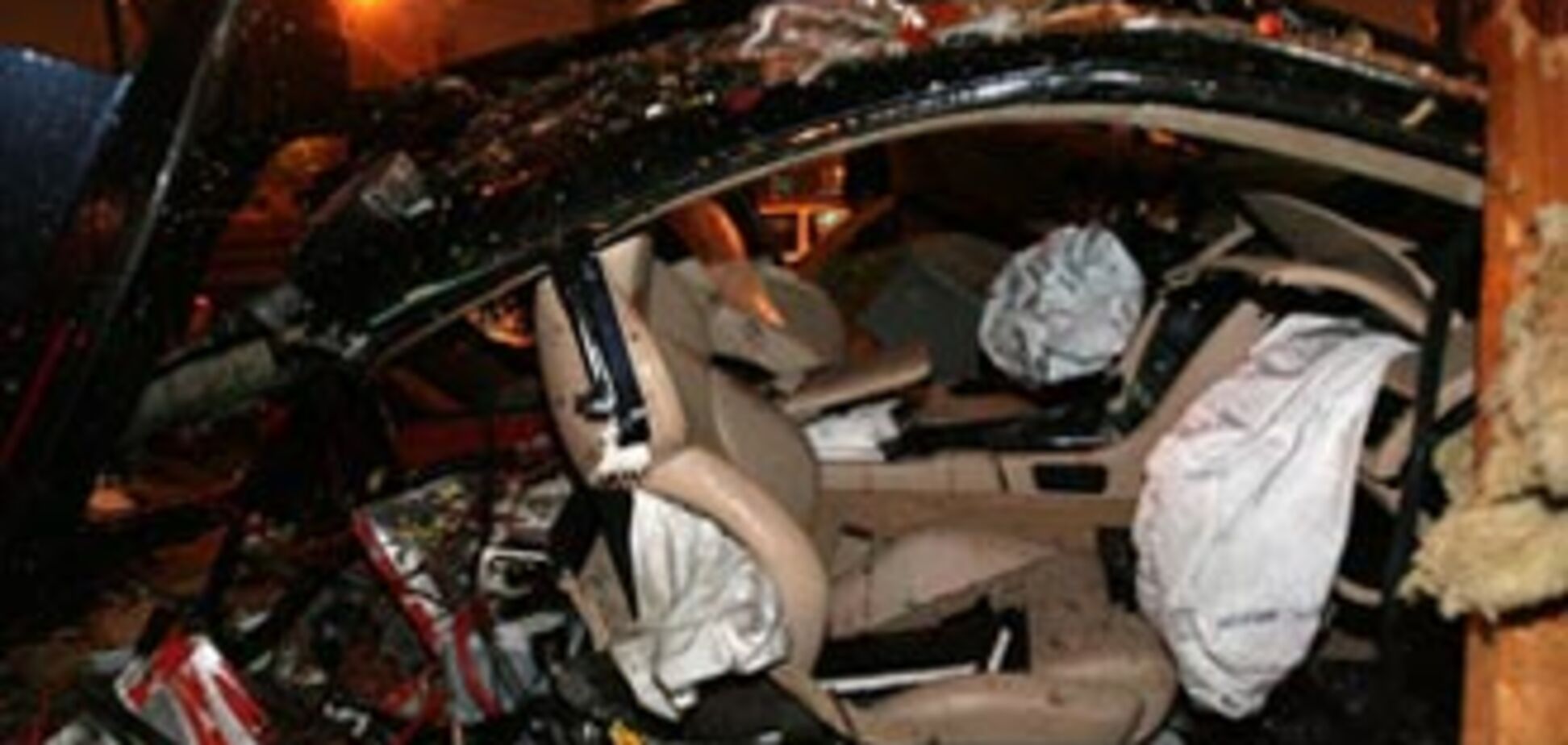 Лихач на Aston Martin влетів у торгові павільйони. ВІДЕО