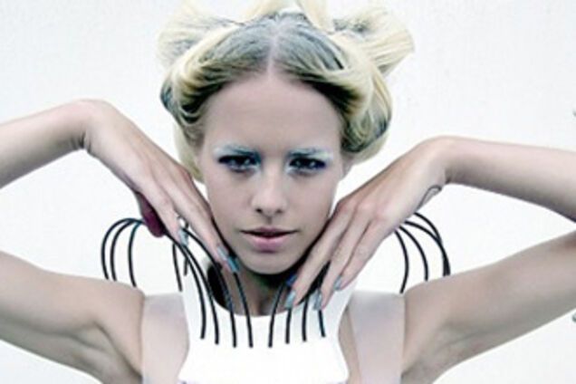 Модні фішки. Плаття, яке змінює колір при ходьбі. ФОТО