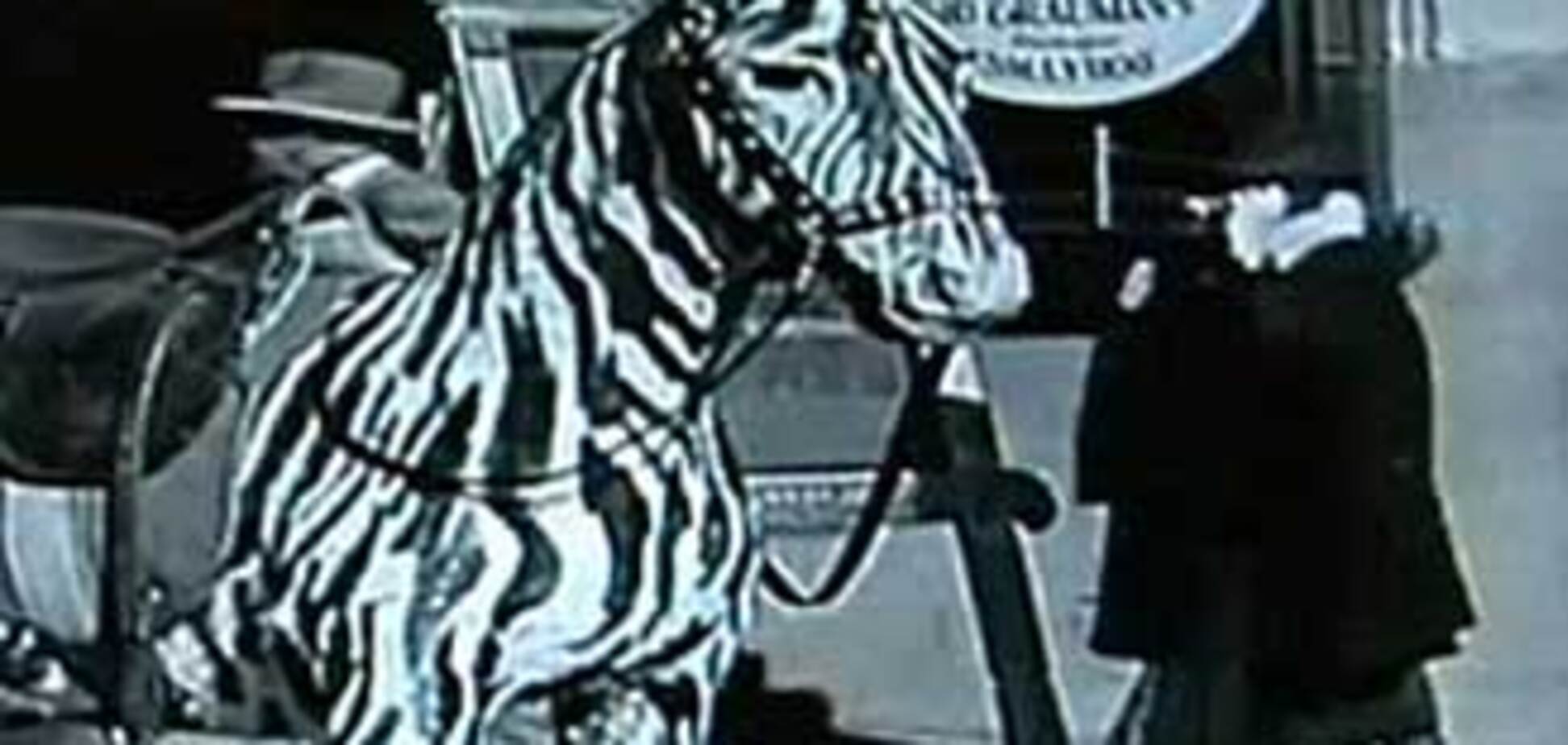 В хронике Чаплина 1928 года нашли женщину с мобилкой. ВИДЕО