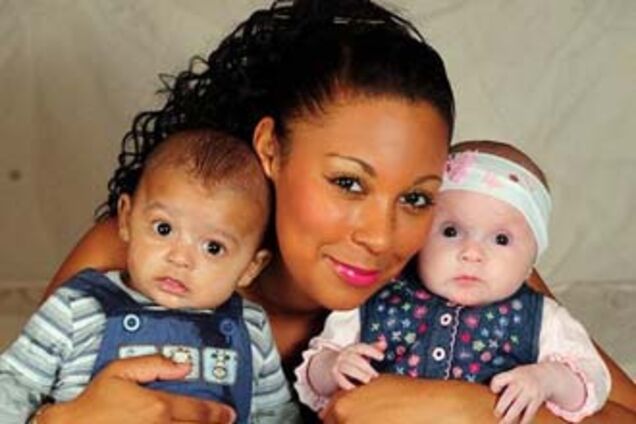 Женщина родила двойняшек с разным цветом кожи. ФОТО