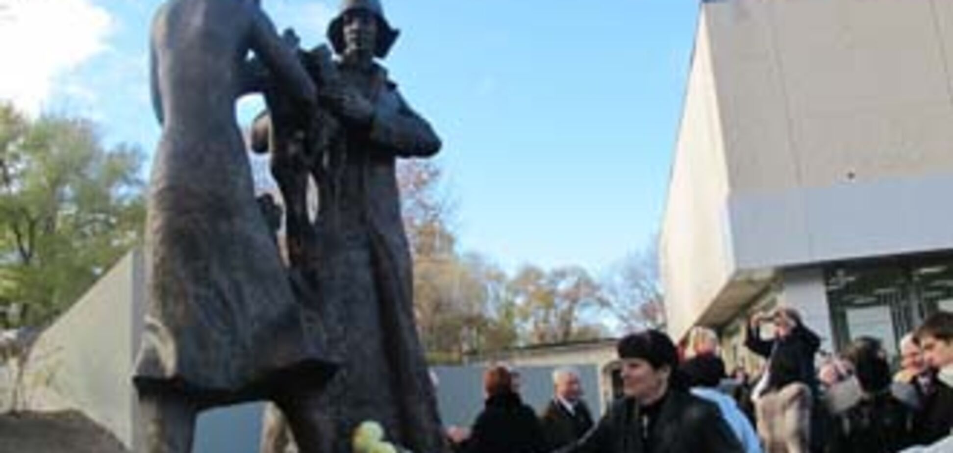 В Днепропетровске открыли памятник комсомольцам