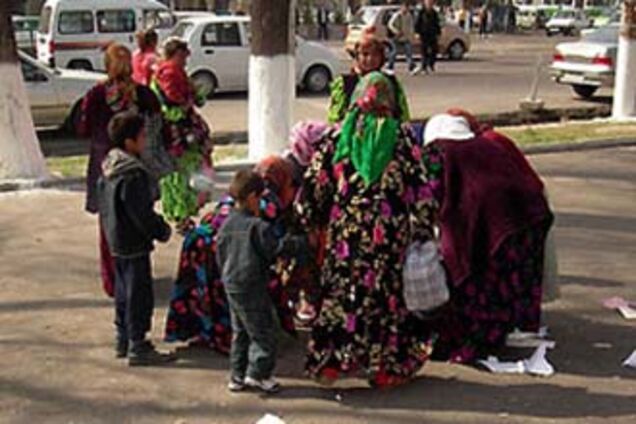 Цыгане заходят в кабинки для голосования семьями