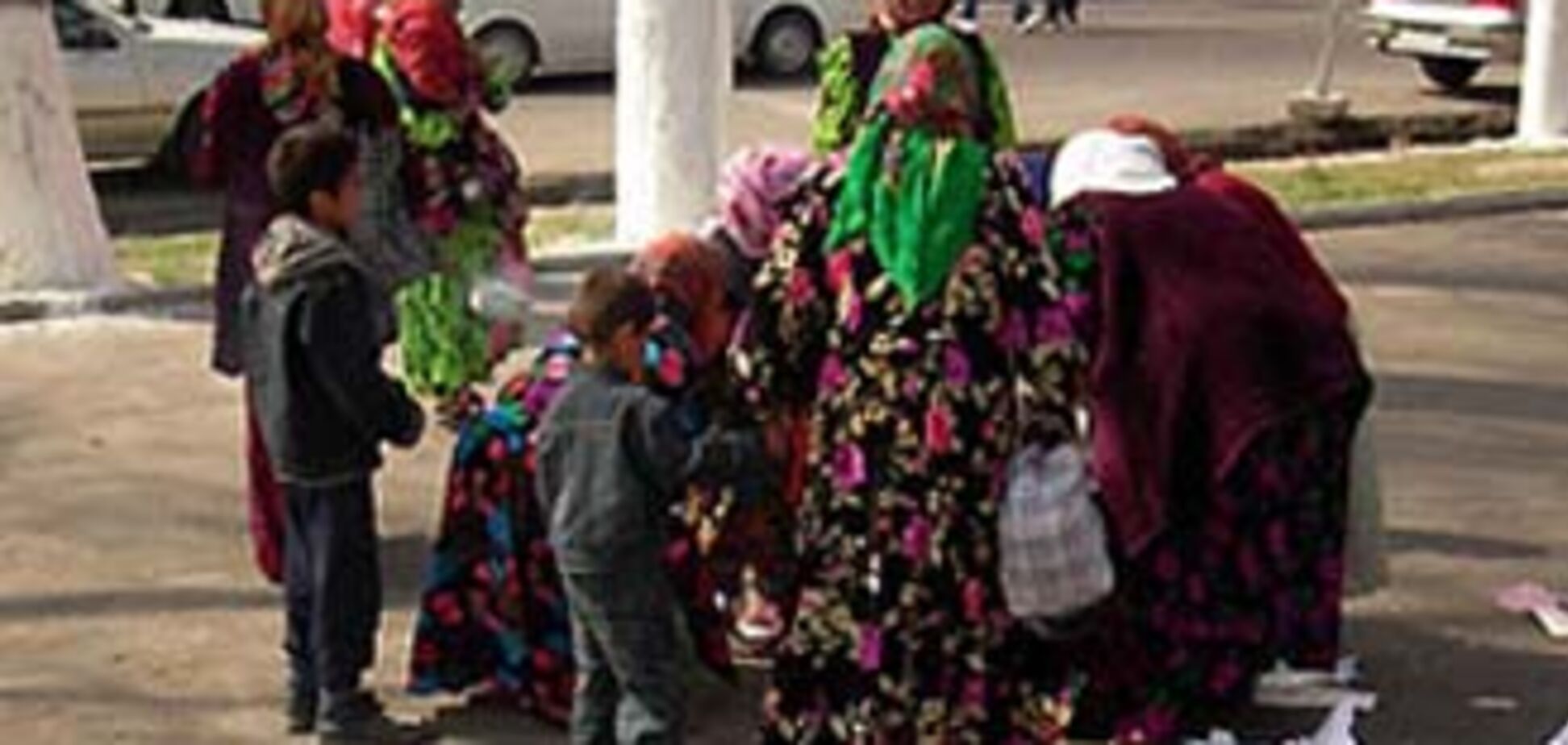 Цыгане заходят в кабинки для голосования семьями