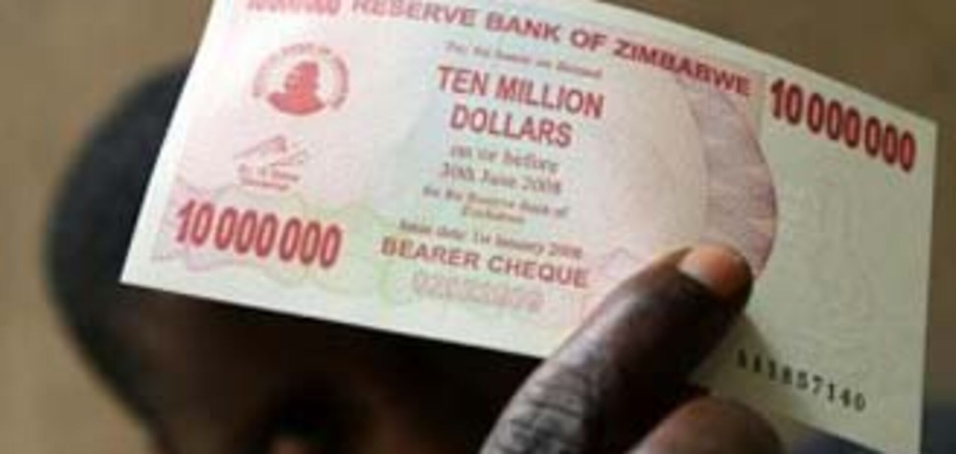 Чоловік розплатився за норкову шубу доларами Зімбабве