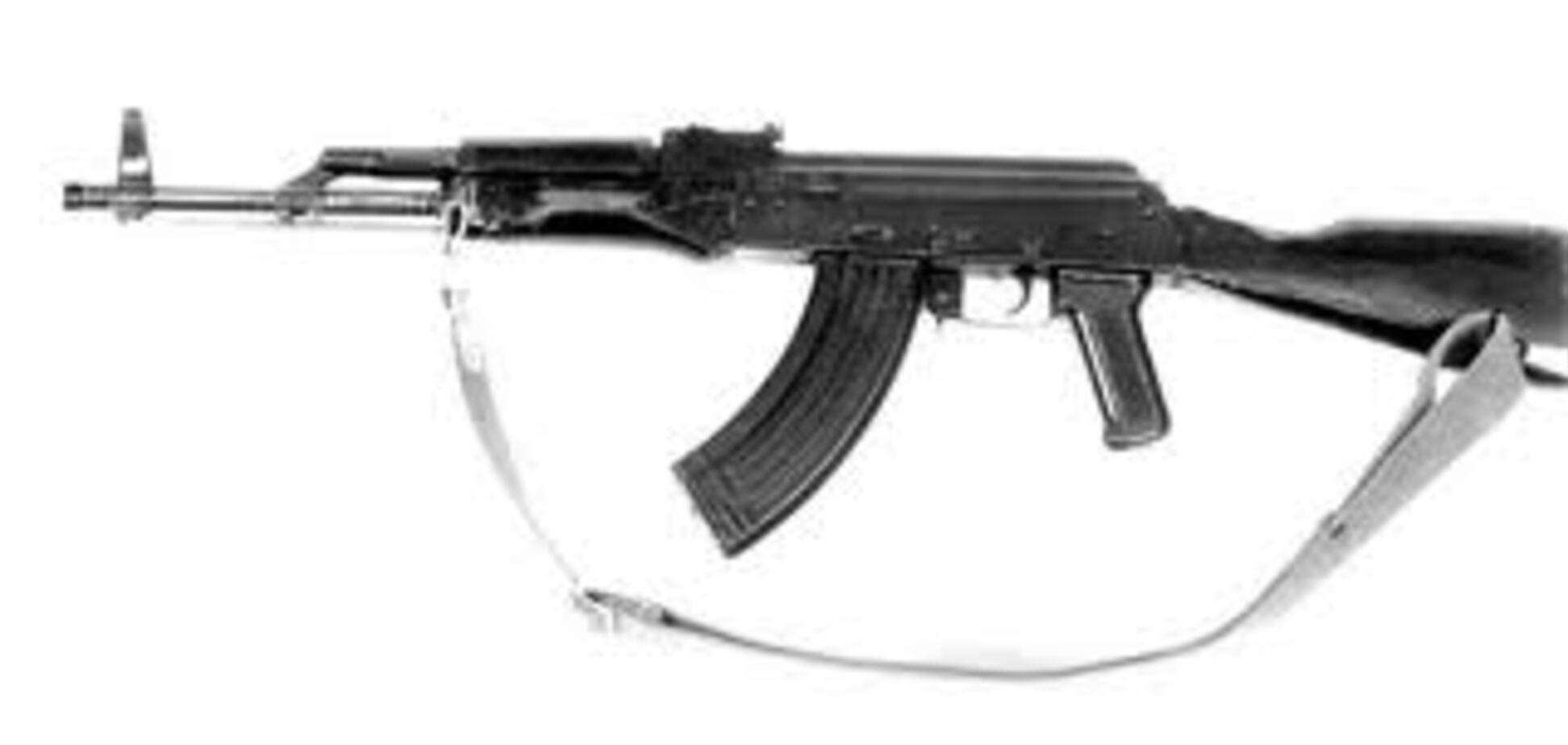 Житель Полтавщини 17 років зберігав у дивані автомат Калашникова