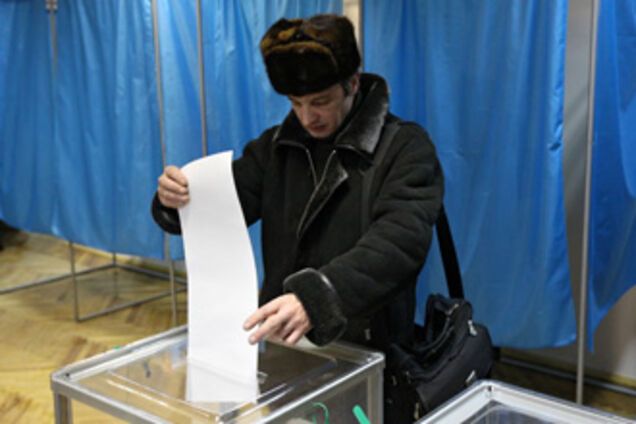 Во Львове обиженный избиратель пытался разбить урну