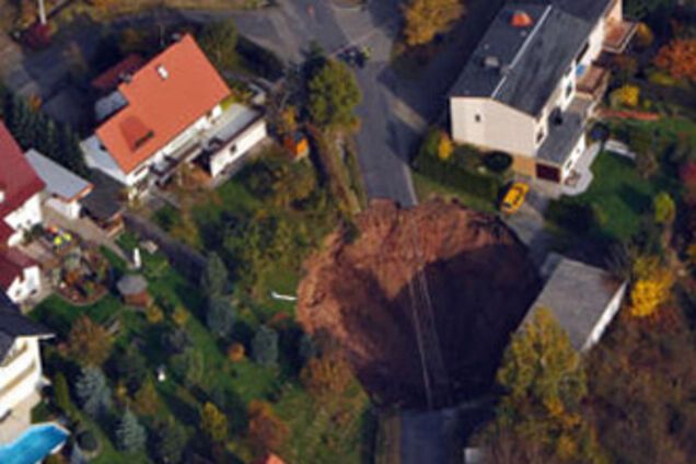В гигантскую воронку провалился город в Германии