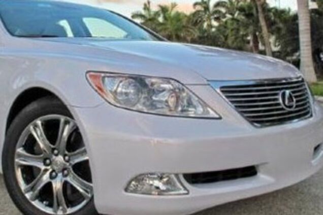 Нацбанк разъезжает на «Лексусах»