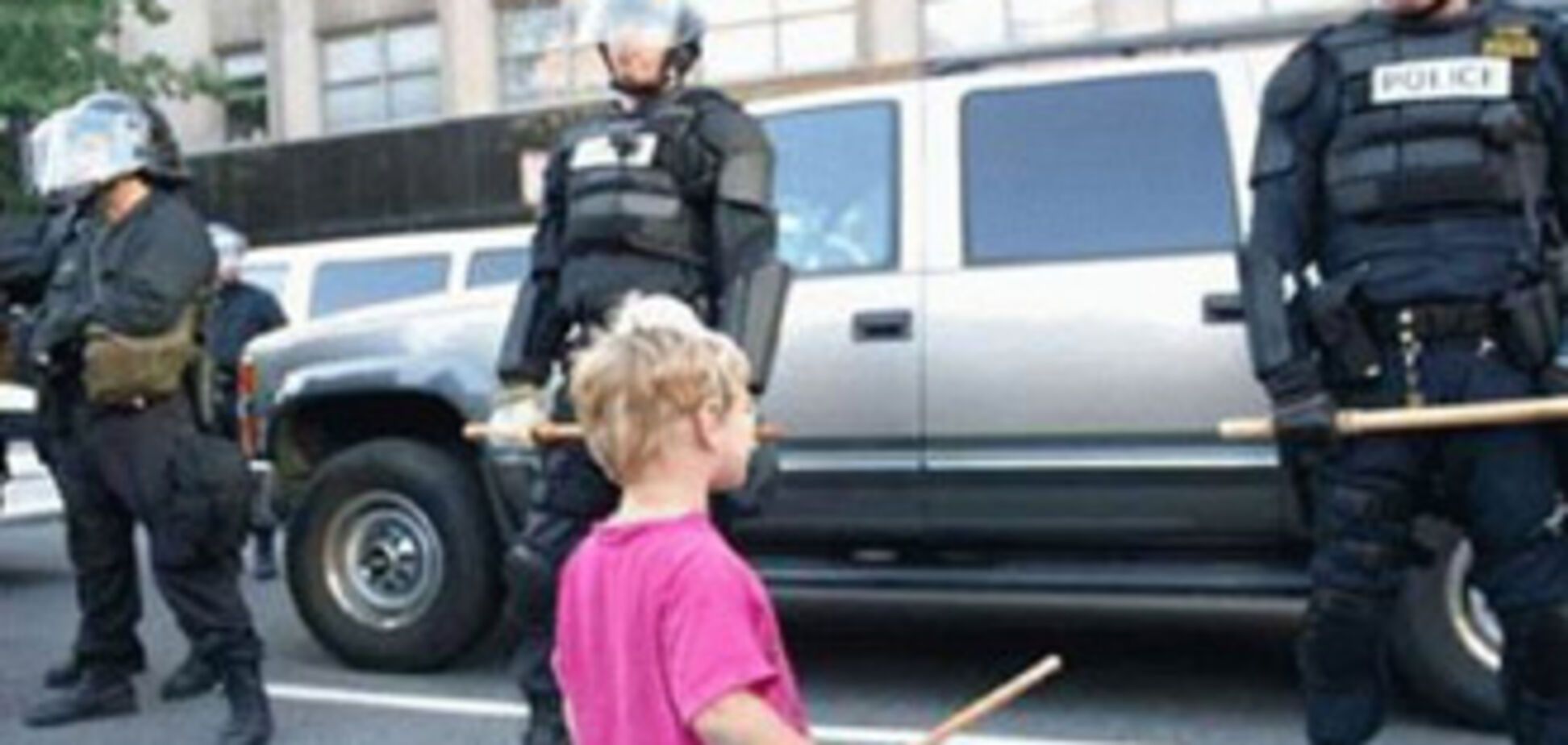 Милицию наконец-то отстранили от 'охраны' футбольных матчей