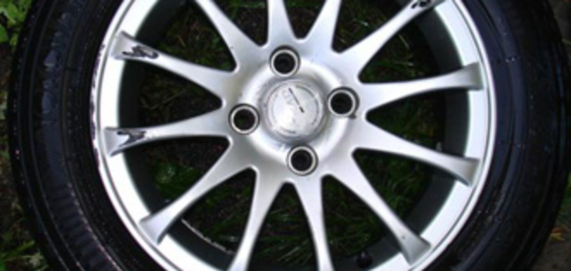 Мужчину убило летящим из окна автомобильным колесом