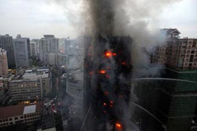 Пожар в Шанхайском небоскребе: 12 жертв, сотни пострадавших