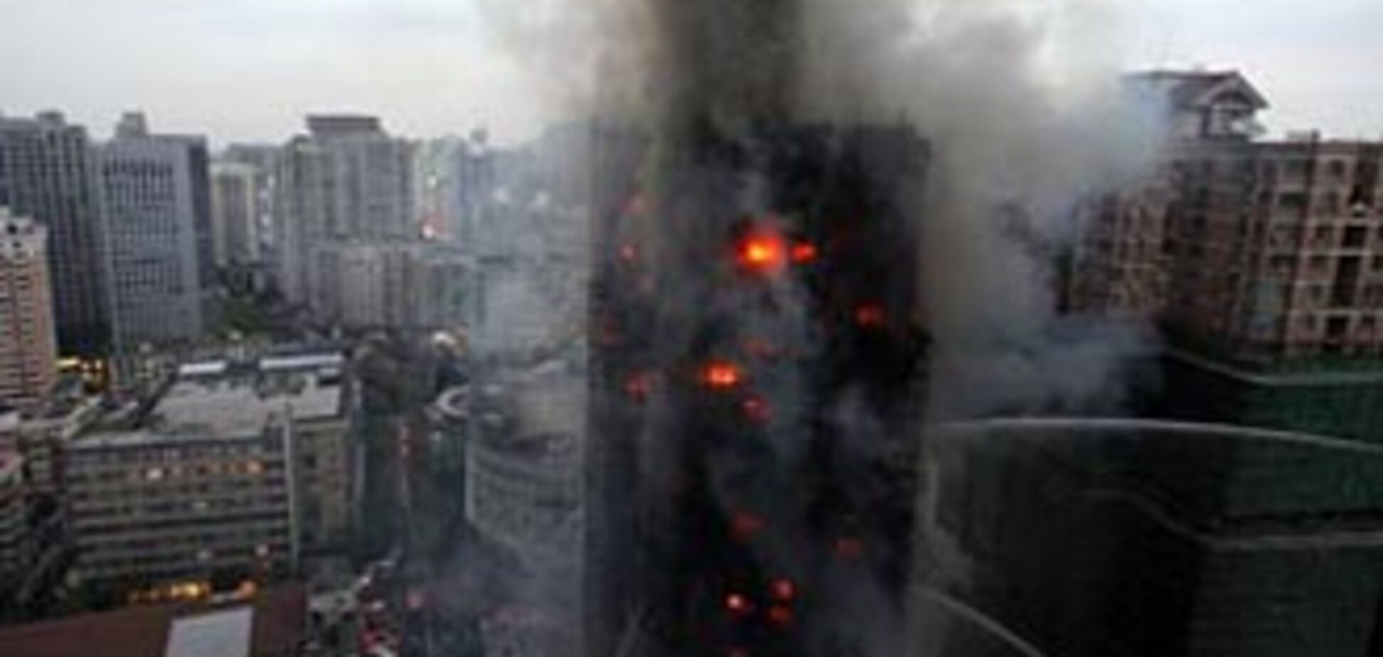 Пожар в Шанхайском небоскребе: 12 жертв, сотни пострадавших