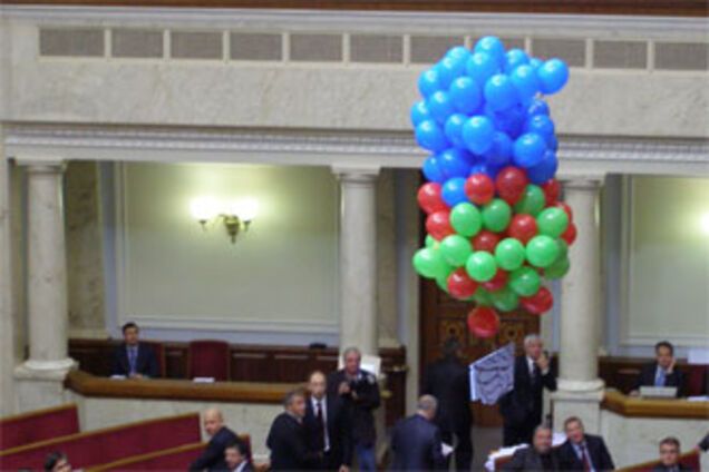 Над депутатами летает кукиш