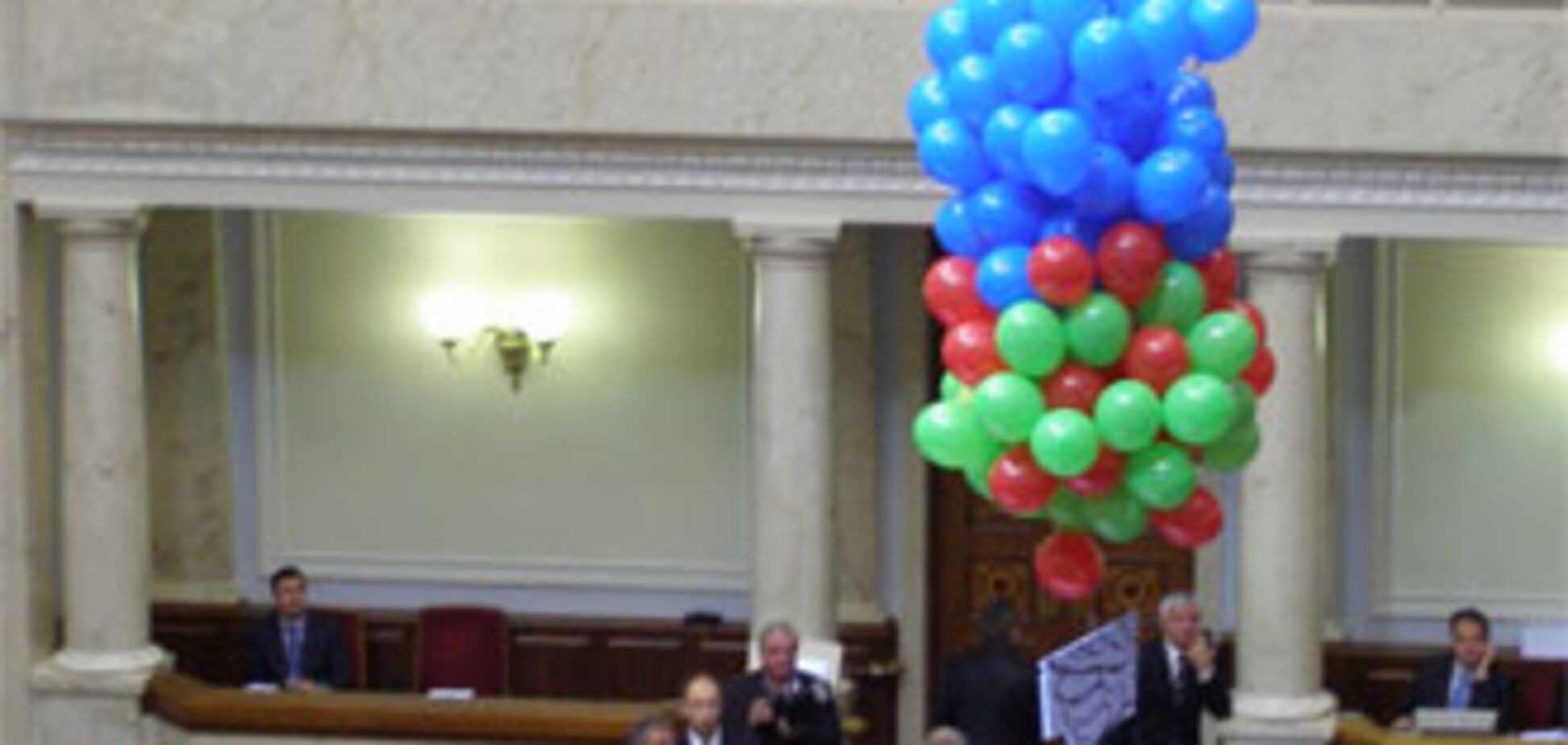 Над депутатами летает кукиш