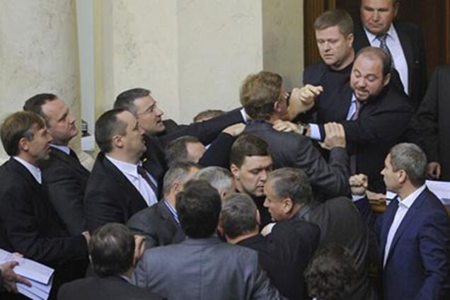 Депутаты решили начать работу с драки. ФОТО, ВИДЕО