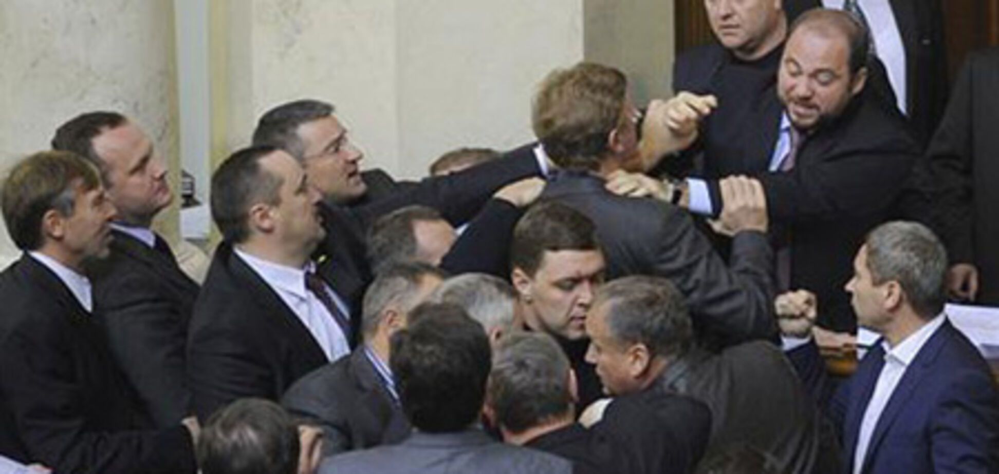 Депутаты решили начать работу с драки. ФОТО, ВИДЕО