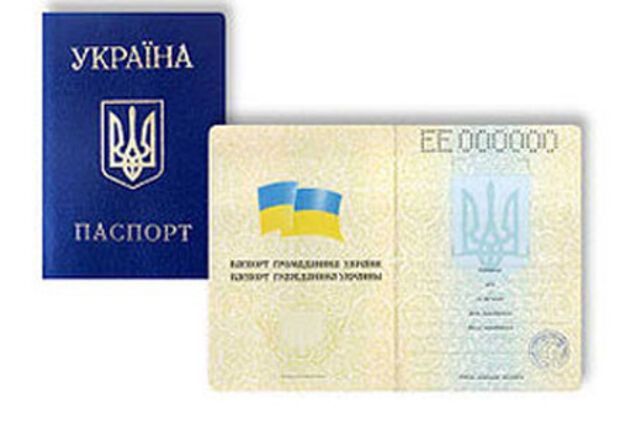 Паспорта поменяют на пластиковые карты