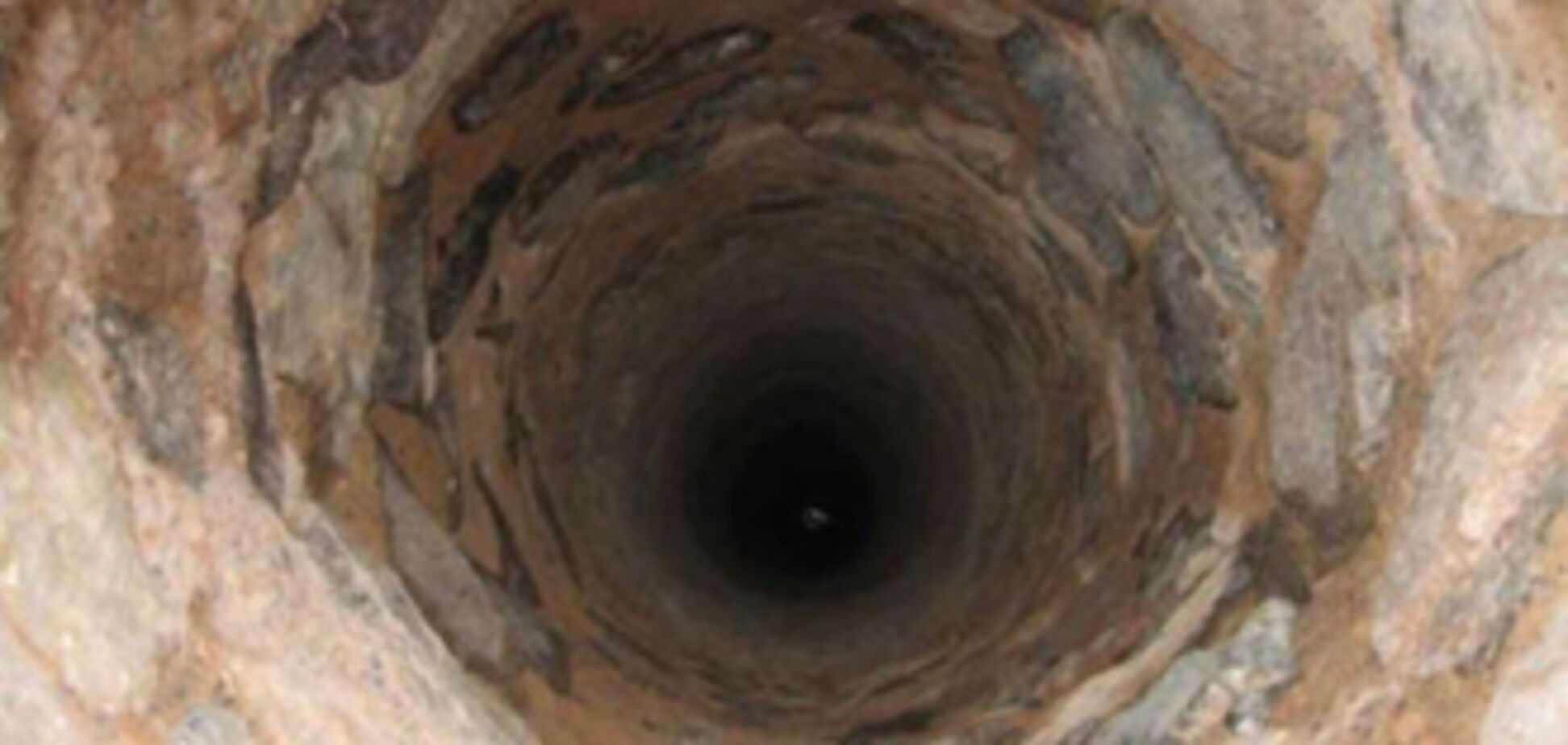 Девочка выжила после падения в 30-метровый колодец