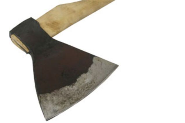 Посетитель пытался обезглавить официантку