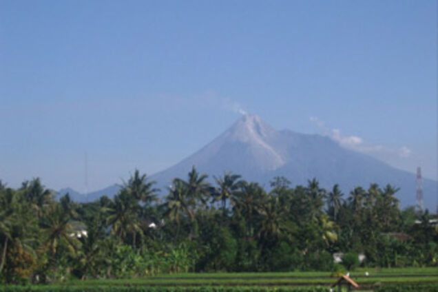 Жителям острова Ява снова не дает покоя вулкан