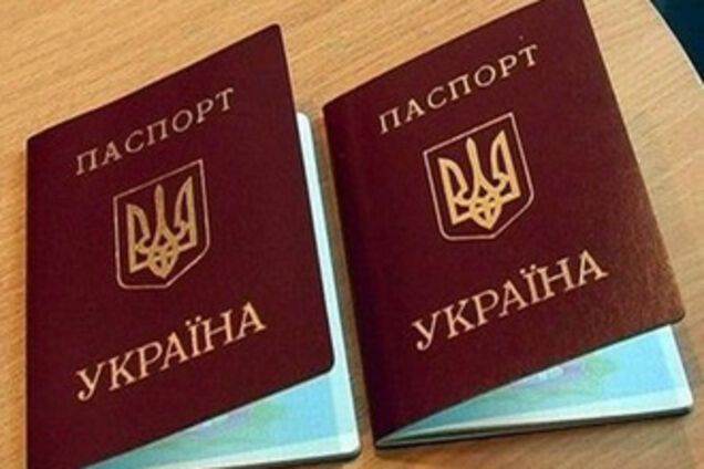 Паспорта украинцев заменят пластиковыми картами