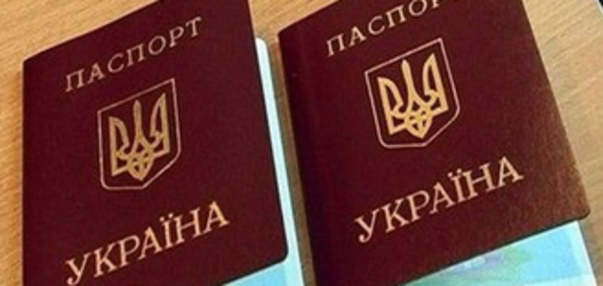 Паспорта украинцев заменят пластиковыми картами