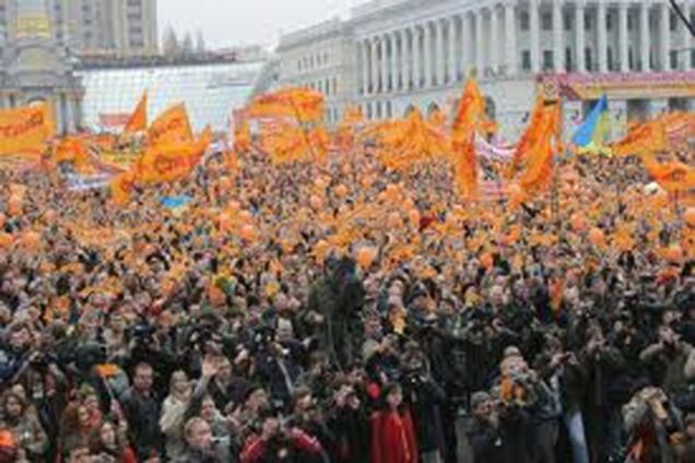 Помаранчеві колони підтягуються до центру Києва