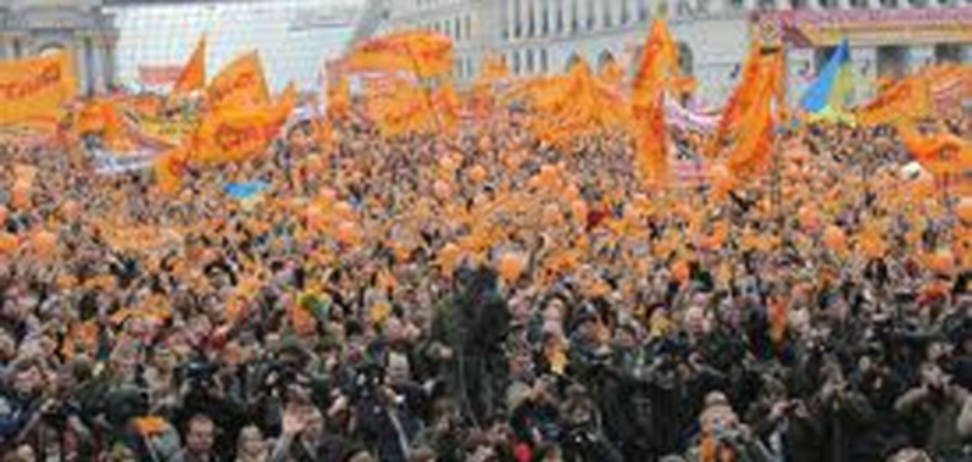 Помаранчеві колони підтягуються до центру Києва