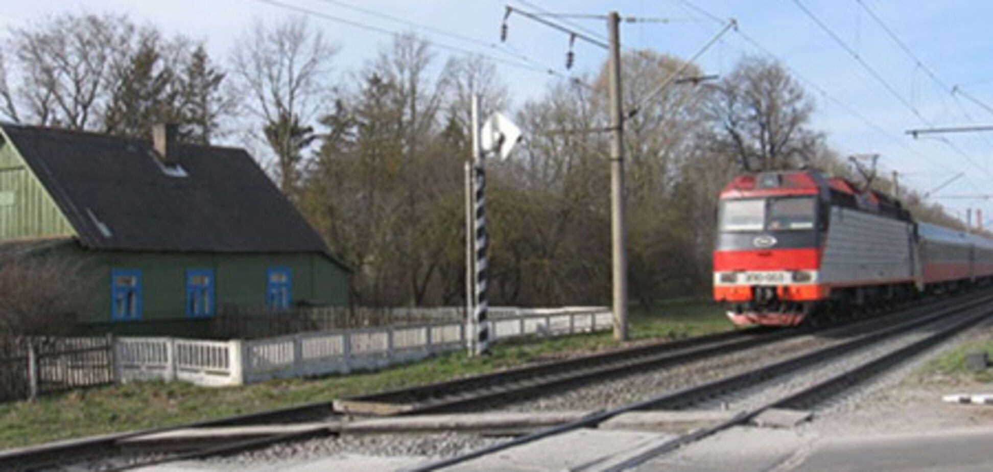 Поезд сбил грузовик с дальнобойщиком