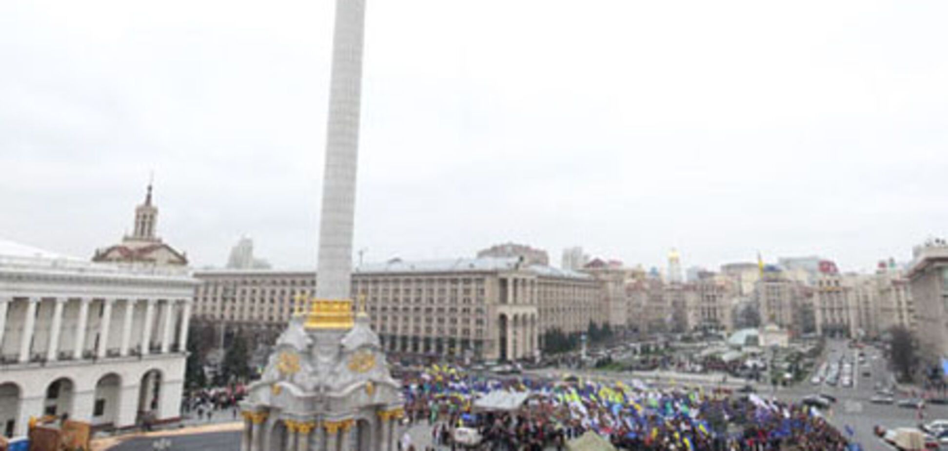 На Майдане пока тихо, только палатки под дождем