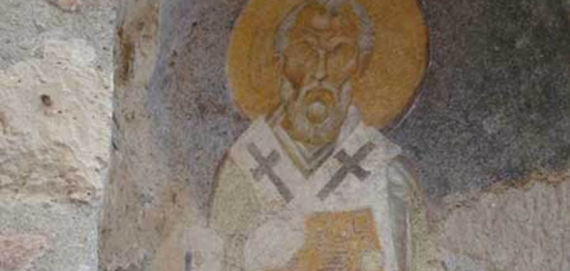 На стене храма на Львовщине проявился лик святого