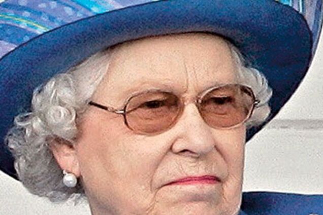 Английскую королеву босиком увезли в мечеть